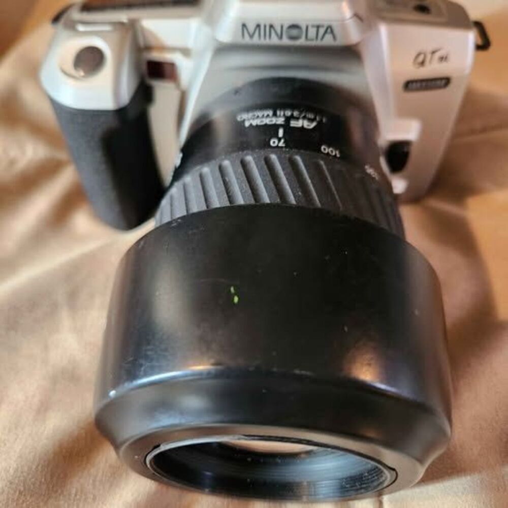 Minolta Maxxum QTsi 35mm SLR Film Camera with AF Zoom 70-210mm Lens